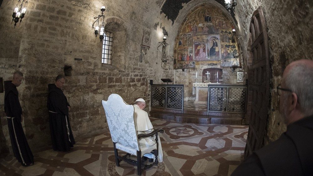 Pápež František pri modlitbe v Porciunkule, počas pastoračnej návštevy Assisi 4. augusta 2016