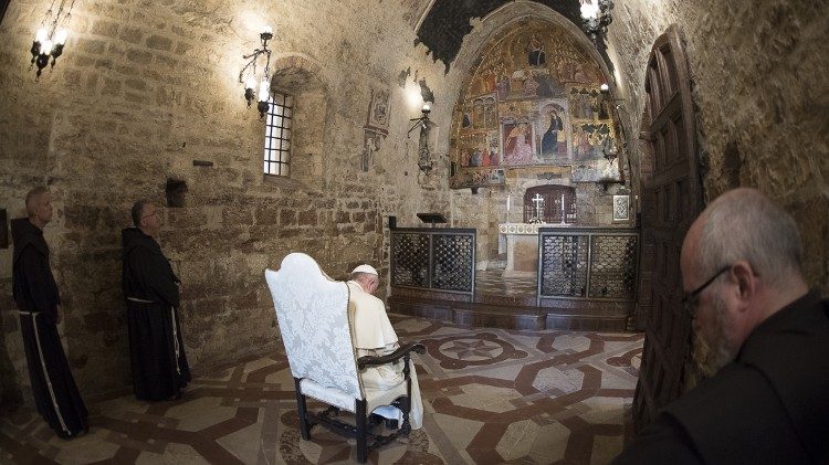 Papa Francisco reza na Porciúncula, em Assis
