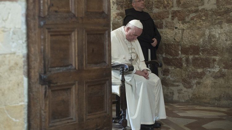 Папа ўнутры капліцы Парцыюнкула ў 2016 г.