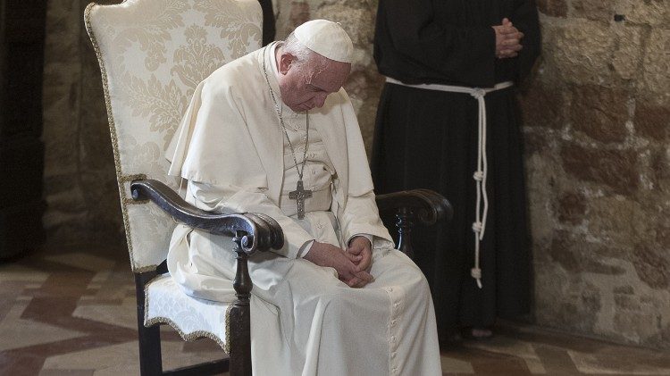 El Papa en oración 