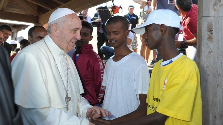Папа Франциск на встрече с беженцами во время пастырского визита на Лампедузу (8 июля 2013 г.)