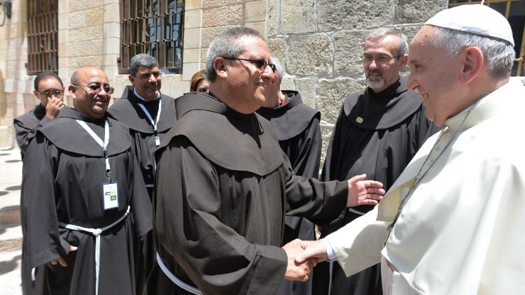 Der Papst 2014 bei einer Begegnung mit Franziskanern