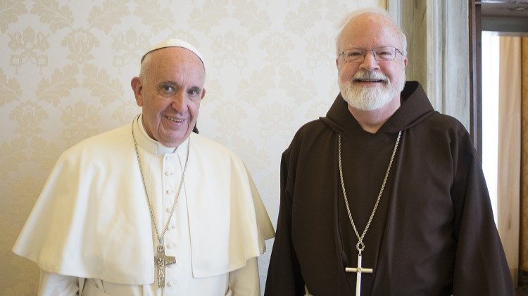 Ao lado de Francisco, cardeal Seán Patrick O'Malley, presidente da Pontifícia Comissão para a Proteção dos Menores e arcebispo de Boston