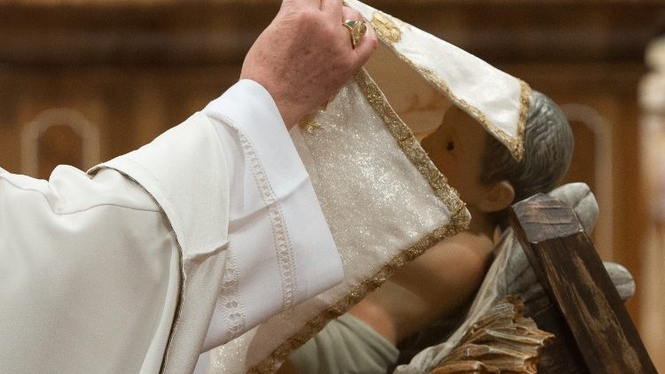 Santo Padre retira o pano que envolve o Menino Jesus na Missa de Natal