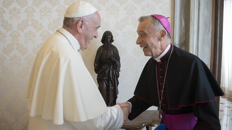 Papež Frančišek in Luis Francisco Ladaria Ferrer med srečanjem novembra 2017..
