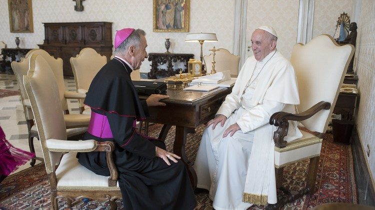 البابا فرنسيس والكاردينال لويس لاداريا فيرير عميد مجمع عقيدة الإيمان