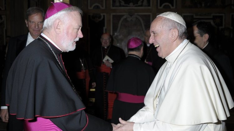 O arcebispo Paul Richard Gallagher num encontro com o Papa Francisco