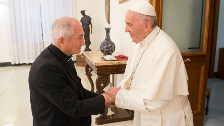 Papež Frančišek in kardinal Silvano Maria Tomasi.