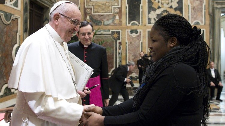 Le Pape recevant d'anciennes victimes de la traite, le 12 février 2018 au Vatican.