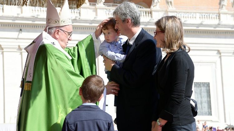 Папа Франциск благословляє сім’ю (архівне фото)