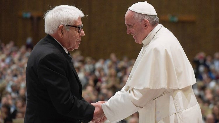 Le Pape François et une personne âgée lors d'une audience en 2016