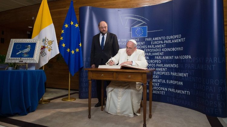 Papst Franziskus sprach am 24. November 2014 vor dem EU-Parlament (Archivbild, hier rechts neben dem damaligen EU-Präsidenten Martin Schulz)