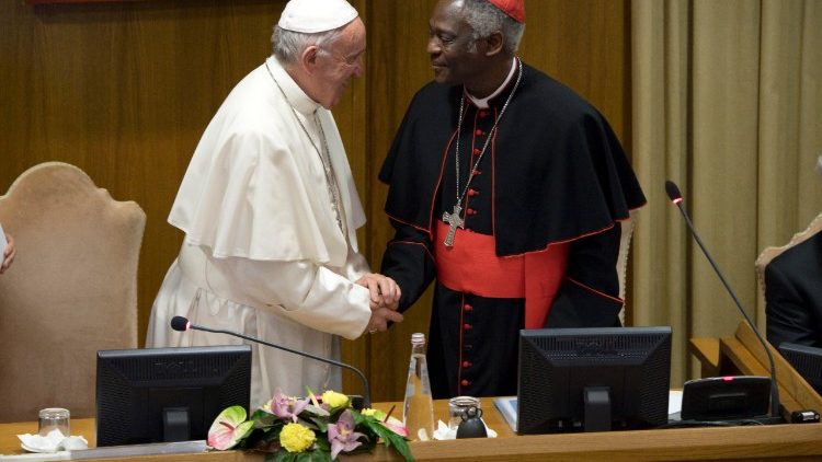 Le Pape François et le cardinal Turkson lors d'un colloque au Vatican en 2017.