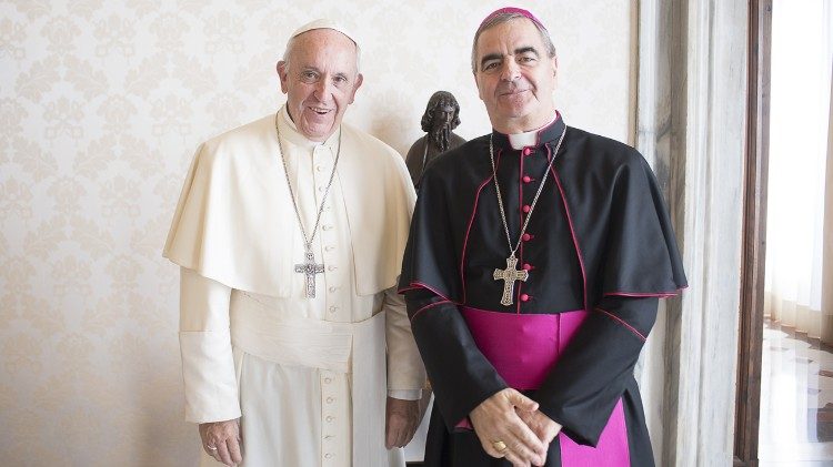 Erzbischof Nikola Eterovic (rechts) bei einer Begegnung mit dem Papst im Vatikan (Archivbild)