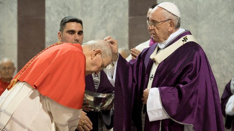 O Papa Francisco durante o rito de imposição das Cinzas no início da Quaresma de 2020 (Vatican Media)