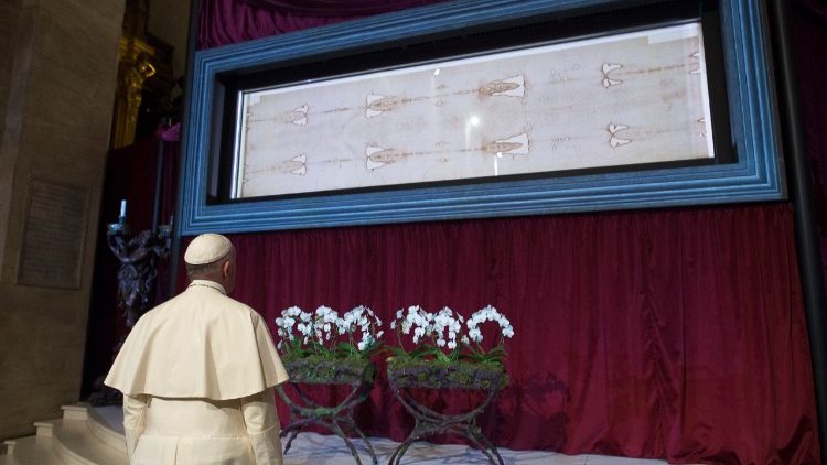 Papež Frančišek v molitvi pred torinskim prtom, 2015