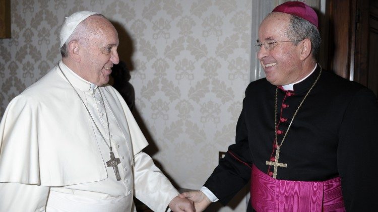 Папа Францішак і арцыбіскуп Іван Юркавіч. Ілюстрацыйнае фота