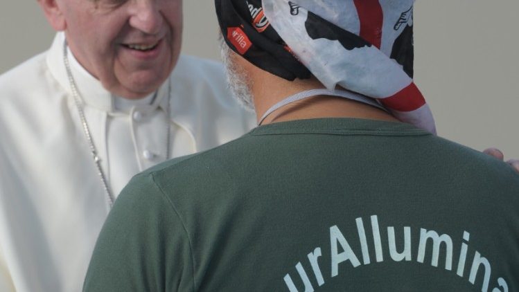 El Papa Francisco con un trabajador