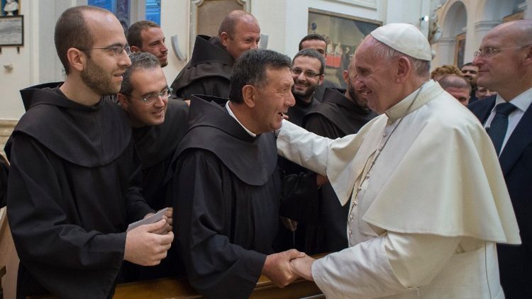 Papa Prancesco saluta alcuni frati francescani nella sua visita ad Assisi del 2016