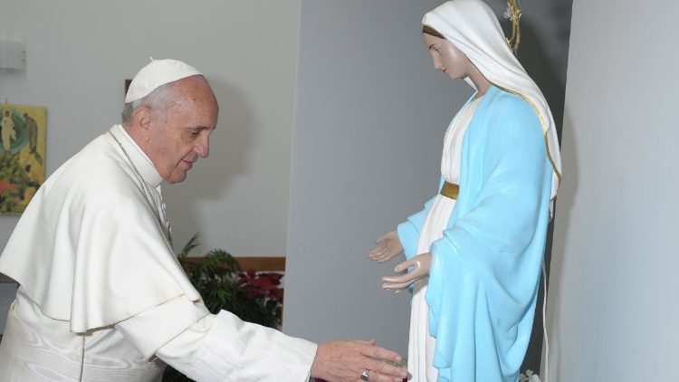 Papa Francisco diante da imagem da Virgem Maria