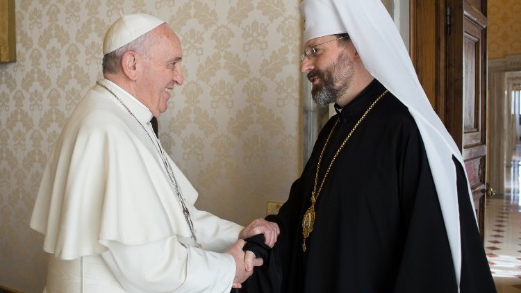 Papa Francisco saluda a Su Eminencia Sviatoslav Shevchuk en el Vaticano.