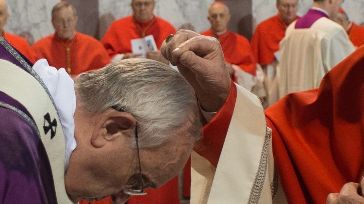 Papa em imagem de 2015 na celebração da Quarta-feira de Cinzas