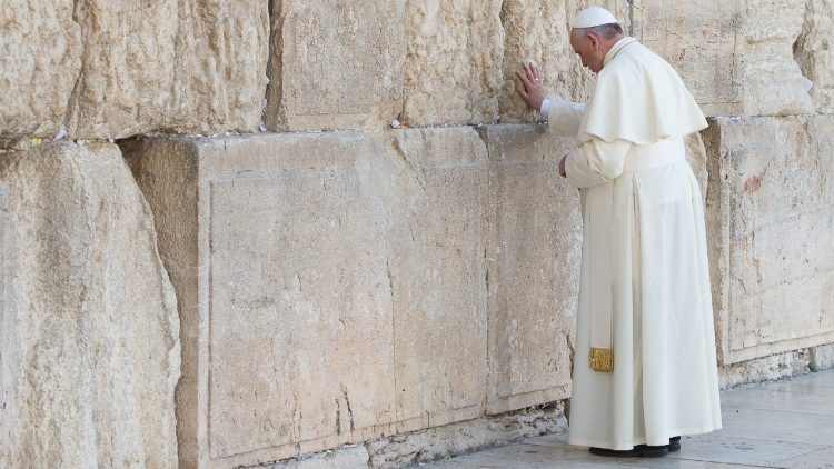 El Papa Francisco ora en el Muro de las Lamentaciones