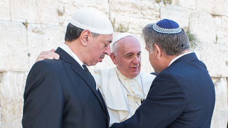 Påven Franciskus vid Klagomuren i Jerusalem med rabbinen Abraham Skorka och imamen Omar Abboud 26 maj 2014
