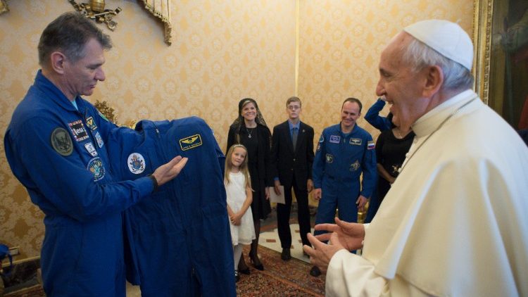 Pápež František prijíma dar od astronautov