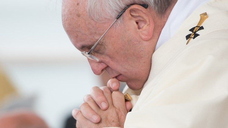 Påven Franciskus ber