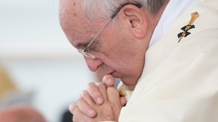 Papa Francesco in preghiera