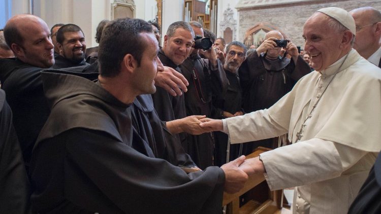 No registro, o Papa Francisco com os frades franciscanos em Assis, em 2016