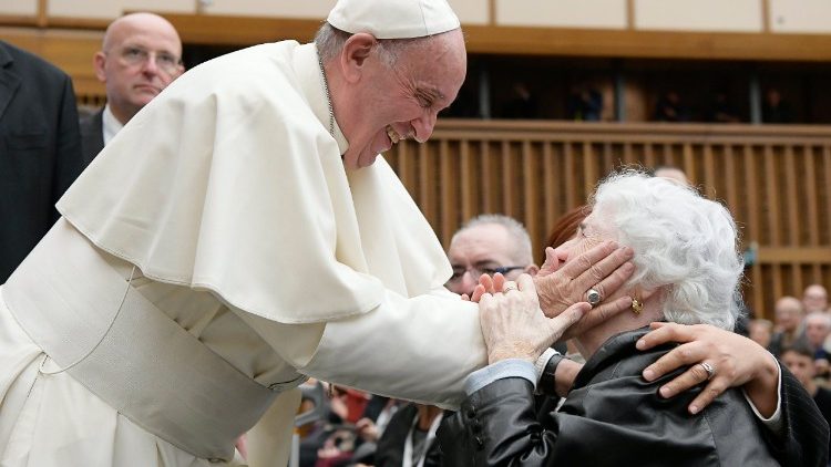 Papa Francisco e uma senhora idosa