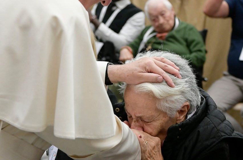 Papa Françesku me një grua të moshuar