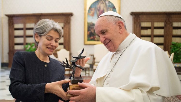 Papst Franziskus mit der früheren Generaldirektorin der UNESCO, Irina Bokowa, bei einer Audienz im Jahr 2017