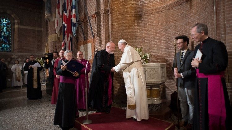 Папа Франциск по време на визитата си при англиганската общност в Рим
