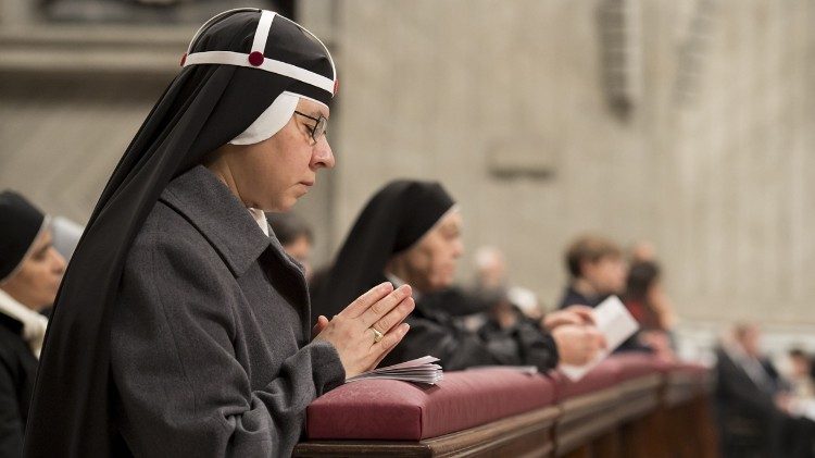 Ordensschwestern im Gebet