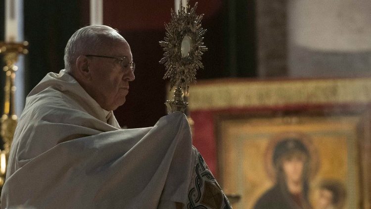 Papa Franjo podjeljuje završni blagoslov Presvetim Oltarskim Sakramentom