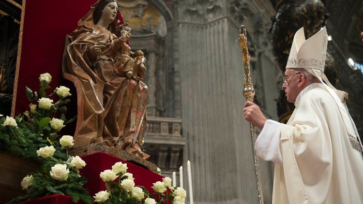 O Papa diante da imagem de Nossa de Montserrat doada pelo presidente João Goulart a Paulo VI, em 1963