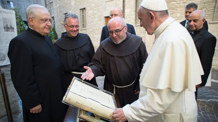Der Papst mit Franziskanern 2016 in Assisi