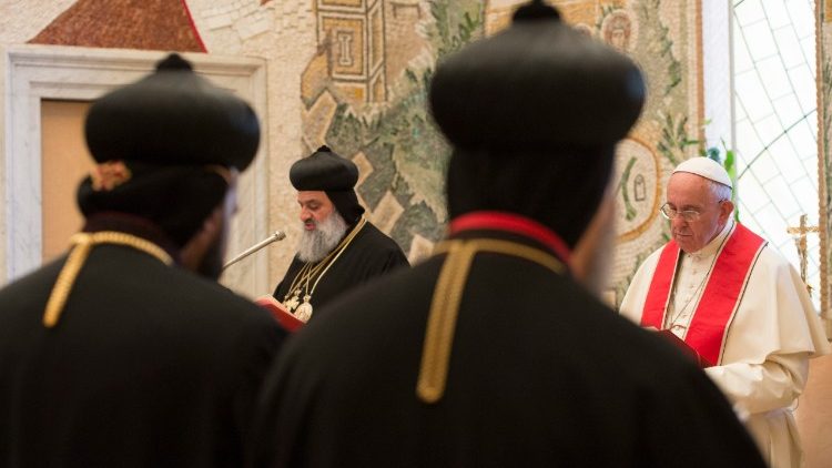 Papa Francesco e il patriarca siro-ortodosso Mor Ignatius Aphrem II in Vaticano nel 2015