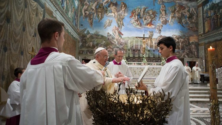 Papst Franziskus tauft Kinder in der Sixtinischen Kapelle