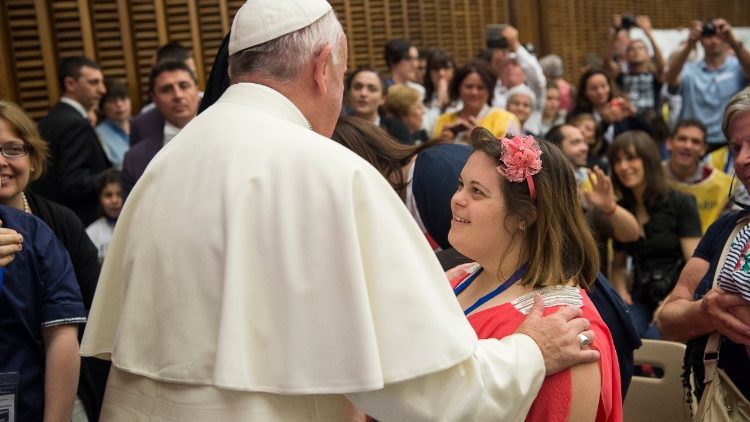 Papa Francesco e persone affette da sindrome di down
