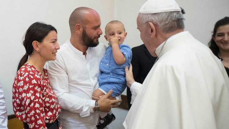Der Papst und eine Familie