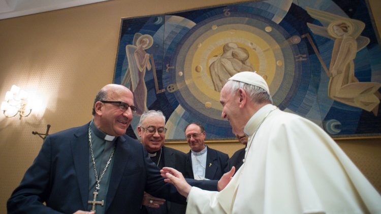 Mons. Chomali saluda al Papa Francisco
