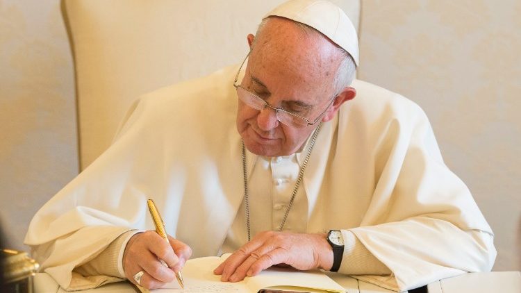 Ferenc pápa aláírás közben