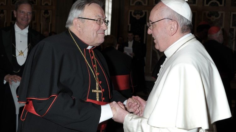 Le cardinal Lehmann saluant le Pape François au surlendemain de son élection, le 15 mars 2013.