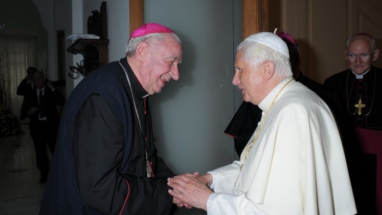 ĐC Antonio Riboldi trong một gặp gỡ ĐGH Benedetto XVI