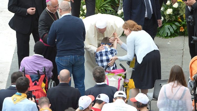Papst Franziskus beim Jubiläum der Barmherzigkeit für Behinderte am 12.06.2016  