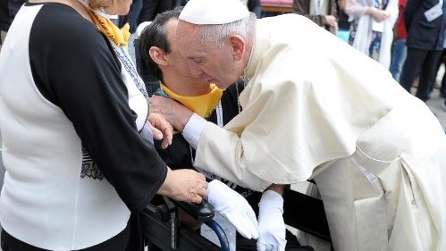Papa: superare i pregiudizi nella cura del malato